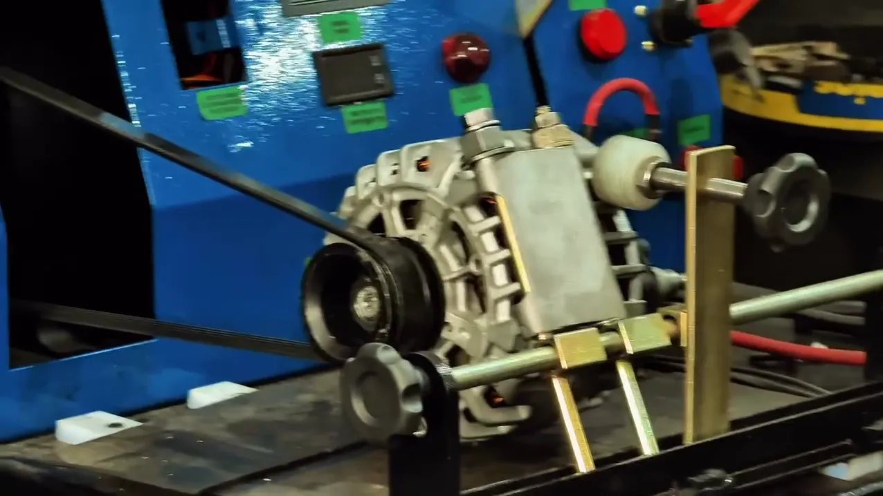 Alternador preso no equipamento de teste de bancada da Make Diesel