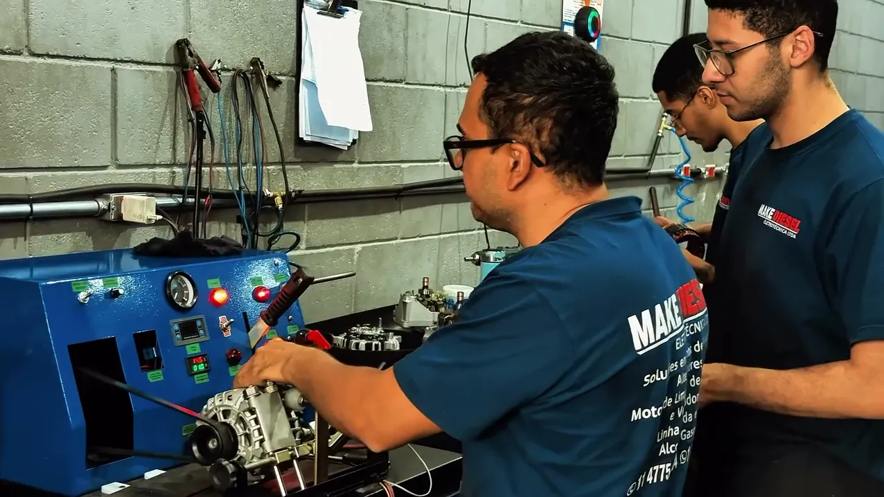 Equipe da Make Diesel trabalhando na bancada de testes